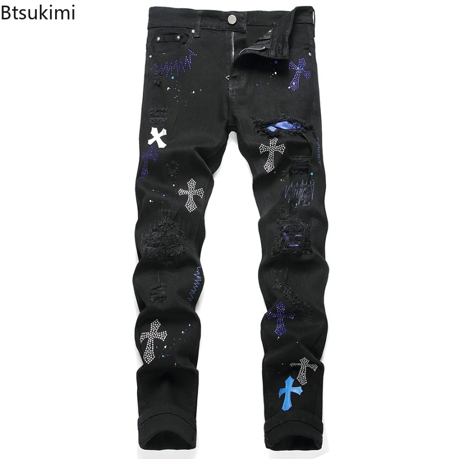 Embroidery On Jeans - กางเกงยีนส์เดนิมผู้ชายแฟชั่นใหม่ปี 2026 แต่งคริสตัลรูปกากบาท ยืดได้ ขาดเซอร์ๆ สีดำ