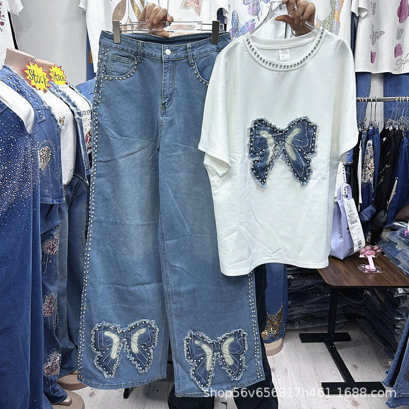 Embroidery On Jeans - ชุดเซ็ตสองชิ้นสำหรับผู้หญิง สไตล์หลวมๆ สำหรับฤดูใบไม้ผลิและฤดูร้อน ลายปักผีเสื้อ เสื้อยืดแขนสั้นสีขาว +