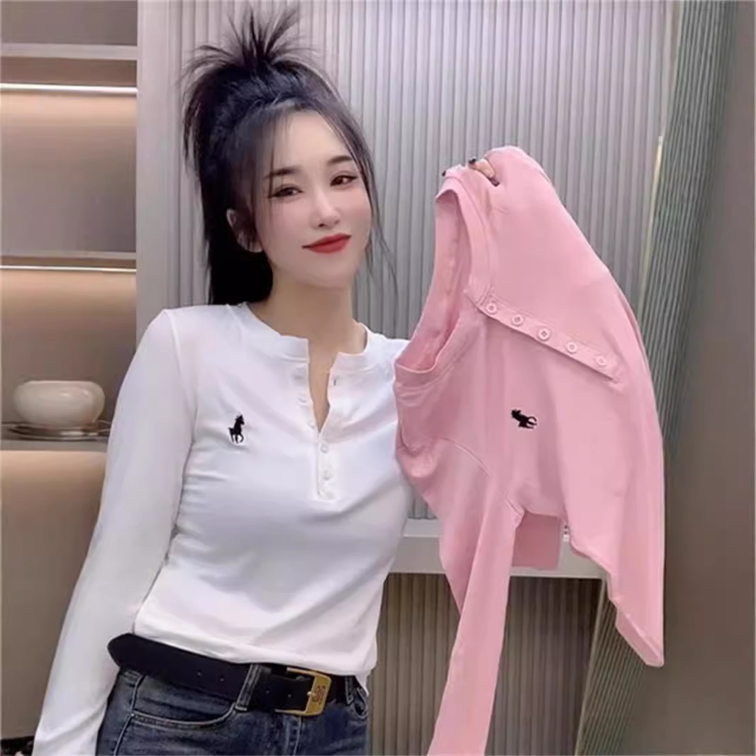 Embroidery Horse - เสื้อยืดแขนยาวคอปกเปิดครึ่งตัวลายปักม้าเล็กสไตล์ลำลองสำหรับผู้หญิงไซส์ใหญ่ คอลเลคชั่นใหม่สำหรับฤดูใบไม้ผลิและฤดูใบไม้ร่วง
