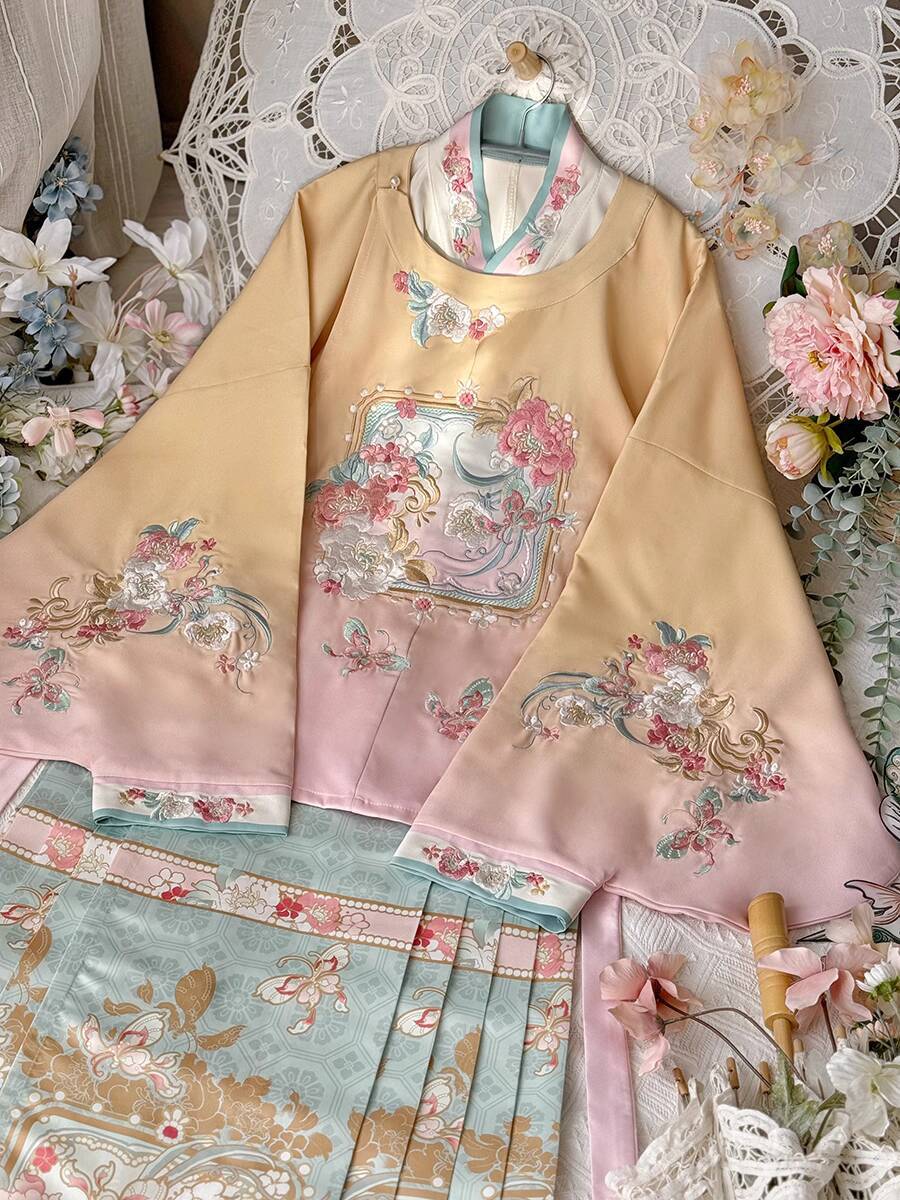 Embroidery Horse - ชุดฮั่นฝูผู้หญิงสไตล์หมิง คอทรงกลม ปกใหญ่ ปักลาย แขนทรงปีกนก กระโปรงทรงม้า