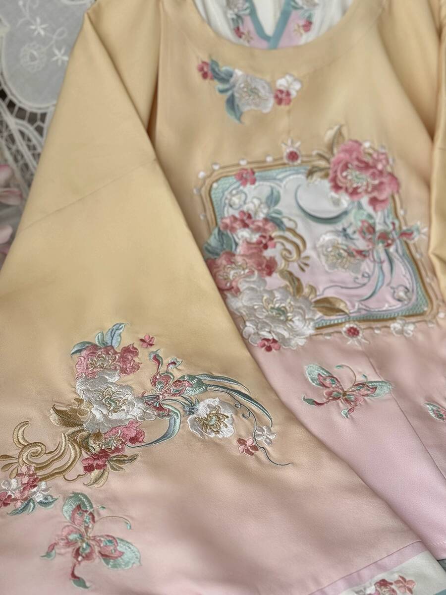 ชุดฮั่นฝูผู้หญิงสไตล์หมิง คอทร - Embroidery Horse บทวิจารณ์และราคา